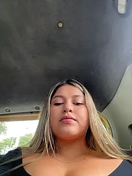 Snapshot of lunablossom_ chatting on July 18, 2026, 8:39 pm lunablossom online show from July 18, 2026, 8:39 pm