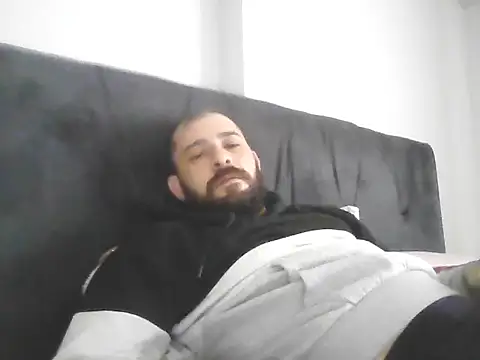 NiiiRvaNaa online show from November 13, 2025, 5:22 am