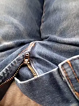 Snapshot of mickzizi chatting on February 4, 2025, 12:44 pm mickzizi online show from February 4, 2025, 12:44 pm