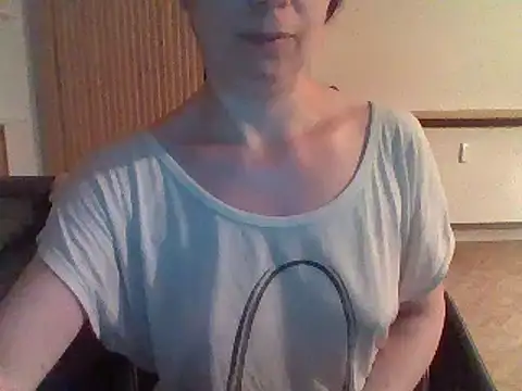 Snapshot of Moi_Lina chatting on July 21, 2026, 10:44 pm Moi Lina online show from July 21, 2026, 10:44 pm