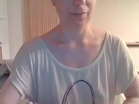 Snapshot of Moi_Lina chatting on July 28, 2026, 9:36 pm Moi Lina online show from July 28, 2026, 9:36 pm