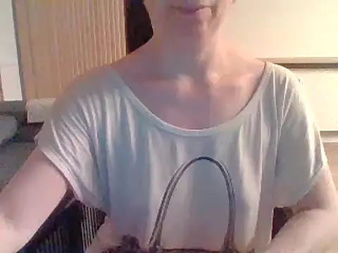 Snapshot of Moi_Lina chatting on July 20, 2026, 12:18 am Moi Lina online show from July 20, 2026, 12:18 am