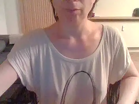 Snapshot of Moi_Lina chatting on July 17, 2026, 11:02 pm Moi Lina online show from July 17, 2026, 11:02 pm