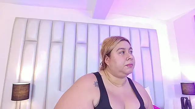 aandreaperez online show from April 10, 2026, 11:50 am