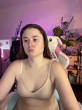 Snapshot of sweetest_pie chatting on March 1, 2026, 5:35 pm sweetest pie online show from March 1, 2026, 5:35 pm