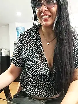 aisha latina online show from April 17, 2026, 3:04 pm