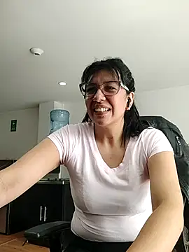 aisha latina online show from November 18, 2025, 3:04 pm