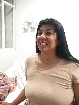 Snapshot of aisha_latina chatting on February 17, 2026, 1:30 pm aisha latina online show from February 17, 2026, 1:30 pm