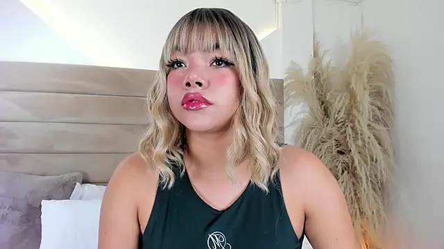 Snapshot of ValerieDiaz_ chatting on October 21, 2025, 12:26 pm ValerieDiaz online show from October 21, 2025, 12:26 pm