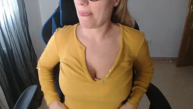 Snapshot of LARACRUZ30 chatting on February 27, 2026, 3:45 pm LARACRUZ30 online show from February 27, 2026, 3:45 pm