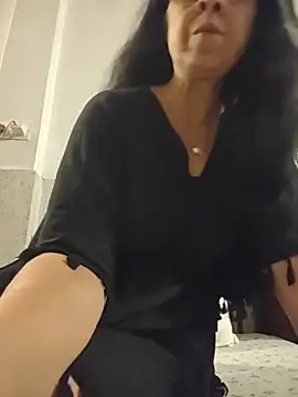 Susannemilf online show from April 17, 2026, 5:27 pm