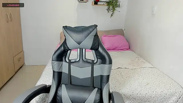 Snapshot of lara_rose1 chatting on October 25, 2025, 10:43 pm lara rose1 online show from October 25, 2025, 10:43 pm