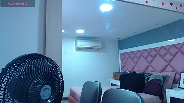 DanielaDuff online show from October 28, 2025, 7:46 pm