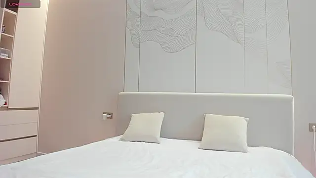 JenniferQueen11 online show from November 28, 2025, 7:52 am