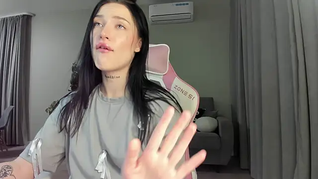 Snapshot of JenniferQueen11 chatting on February 18, 2025, 4:14 pm JenniferQueen11 online show from February 18, 2025, 4:14 pm