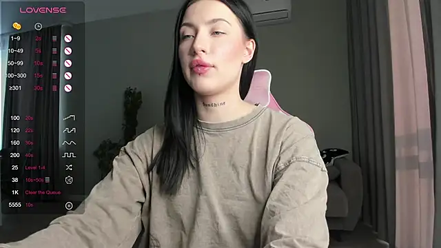 Snapshot of JenniferQueen11 chatting on February 16, 2025, 10:10 am JenniferQueen11 online show from February 16, 2025, 10:10 am