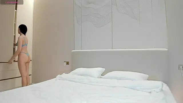 JenniferQueen11 online show from November 12, 2025, 2:32 pm