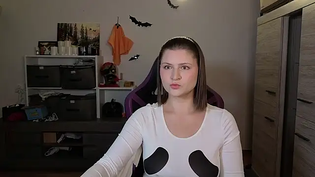 TinniAngel online show from October 31, 2025, 6:15 pm