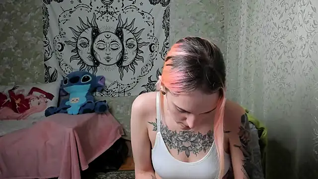 Snapshot of Cutie_Adelia chatting on February 14, 2025, 1:18 pm Cutie Adelia online show from February 14, 2025, 1:18 pm