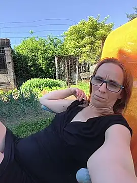 Dettybitch40 online show from May 26, 2026, 2:04 pm