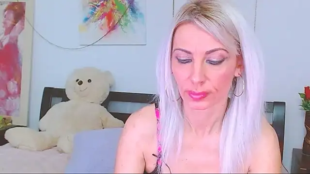 HoneyLara online show from February 15, 2026, 7:31 am