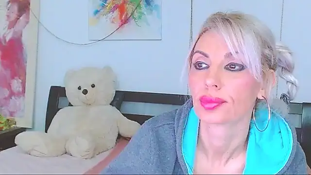 HoneyLara online show from February 28, 2026, 7:35 pm