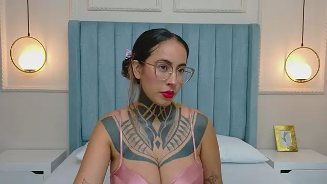 NicoleBlum online show from April 15, 2026, 7:58 pm