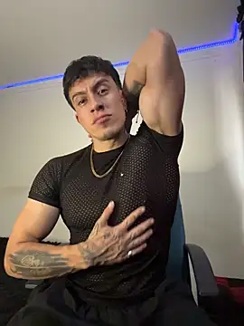 Snapshot of strongboy_ chatting on May 8, 2026, 8:23 pm strongboy online show from May 8, 2026, 8:23 pm