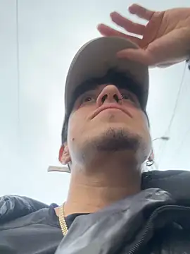 Snapshot of strongboy_ chatting on December 3, 2025, 11:31 am strongboy online show from December 3, 2025, 11:31 am