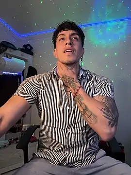 Snapshot of strongboy_ chatting on December 21, 2025, 9:15 pm strongboy online show from December 21, 2025, 9:15 pm