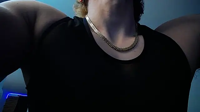 Snapshot of strongboy_ chatting on February 19, 2025, 1:40 am strongboy online show from February 19, 2025, 1:40 am