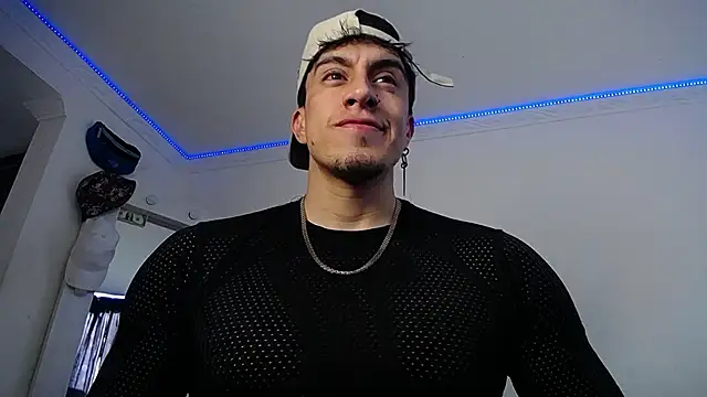 Snapshot of strongboy_ chatting on February 16, 2026, 5:33 pm strongboy online show from February 16, 2026, 5:33 pm