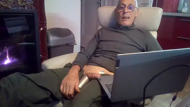 Snapshot of pierre5004 chatting on March 17, 2026, 6:33 pm pierre5004 online show from March 17, 2026, 6:33 pm