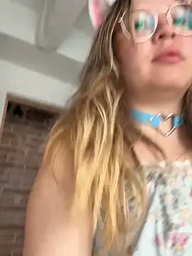 Darling XXX online show from April 16, 2026, 6:52 pm