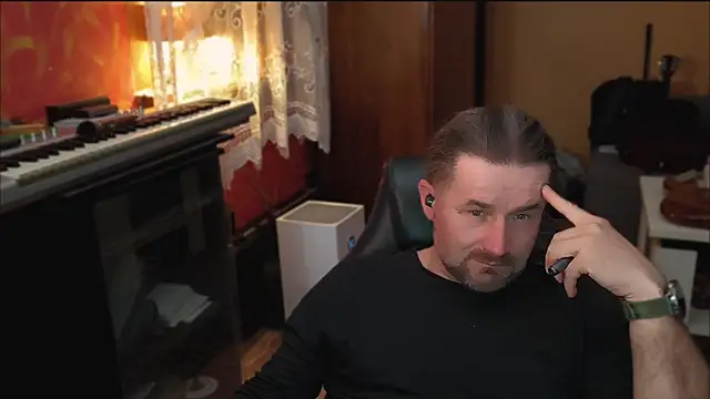 Mosiadz1975 online show from March 9, 2025, 2:07 am