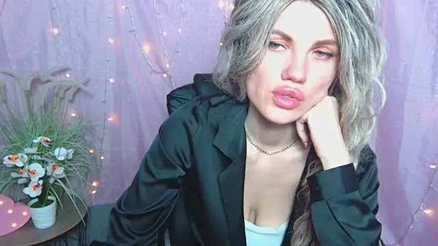 MilaLoona online show from April 16, 2026, 6:47 am