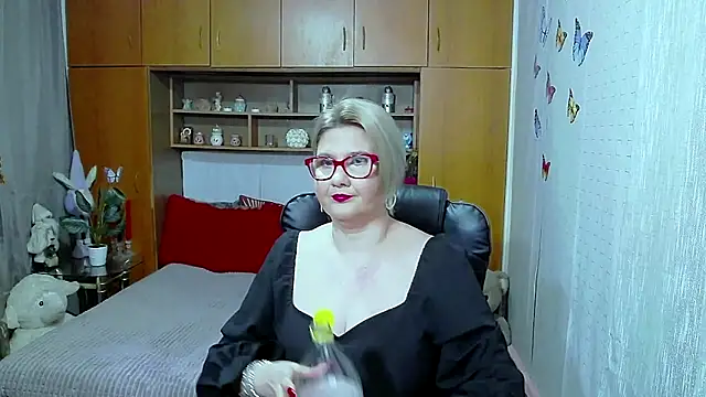 LucilleFenlys online show from March 31, 2026, 9:06 pm