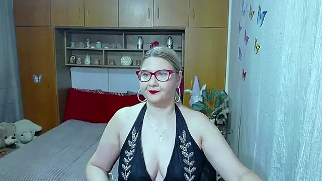 LucilleFenlys online show from May 27, 2026, 7:54 pm