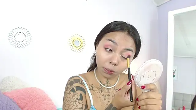 miss soffi  online show from December 18, 2025, 12:31 pm