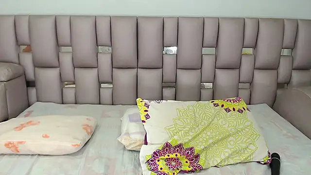 Kittywhiteass online show from November 21, 2025, 3:16 am