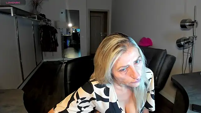 ZoeGrant online show from February 21, 2026, 6:32 pm