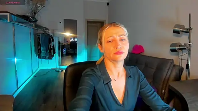 ZoeGrant online show from February 13, 2026, 9:48 pm