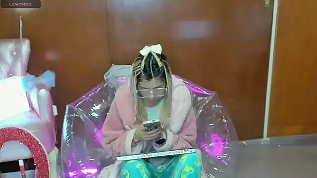 Skinygirl online show from March 17, 2026, 12:13 am