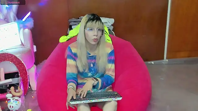 Skinygirl online show from April 8, 2026, 1:18 am