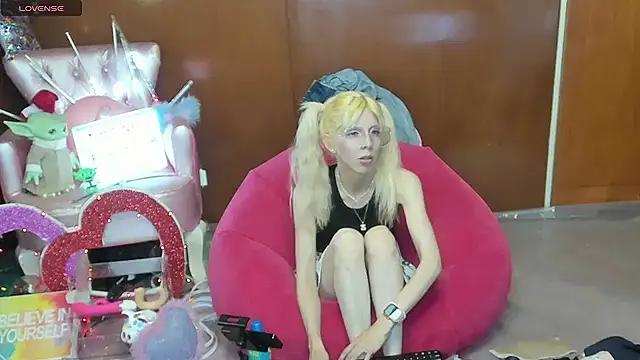 Snapshot of Skinygirl chatting on May 1, 2026, 10:37 pm Skinygirl online show from May 1, 2026, 10:37 pm