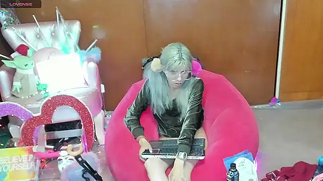 Snapshot of Skinygirl chatting on May 15, 2026, 11:36 pm Skinygirl online show from May 15, 2026, 11:36 pm