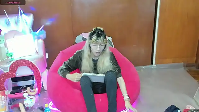 Skinygirl online show from April 15, 2026, 10:21 pm