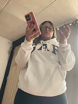 isabellaa 3 online show from April 28, 2026, 8:24 pm