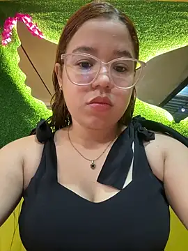 Lucyklein2022 online show from October 18, 2025, 11:51 pm