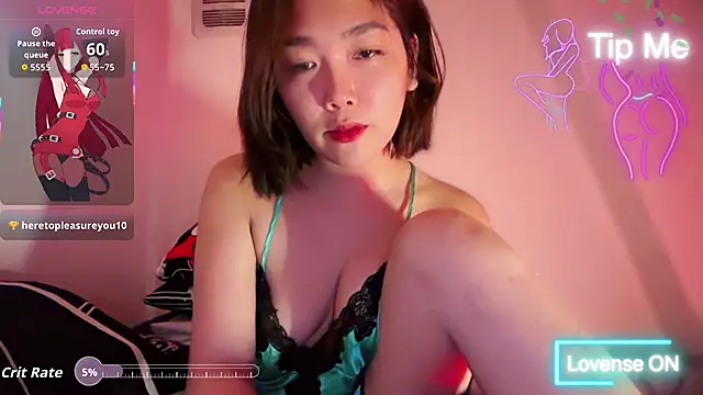 TR4NSCUTI3 online show from May 15, 2026, 10:52 pm